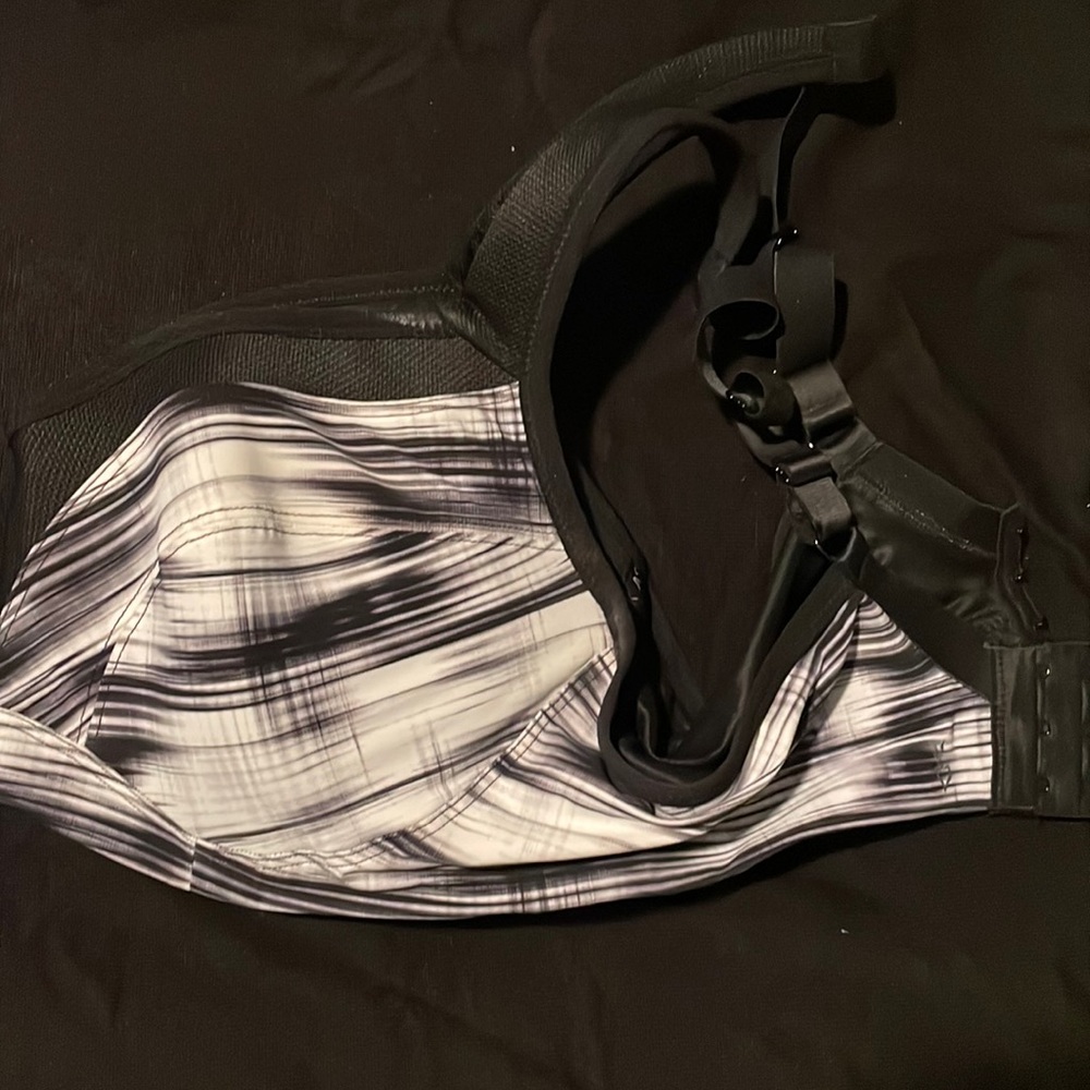 Womens sports bra lot.